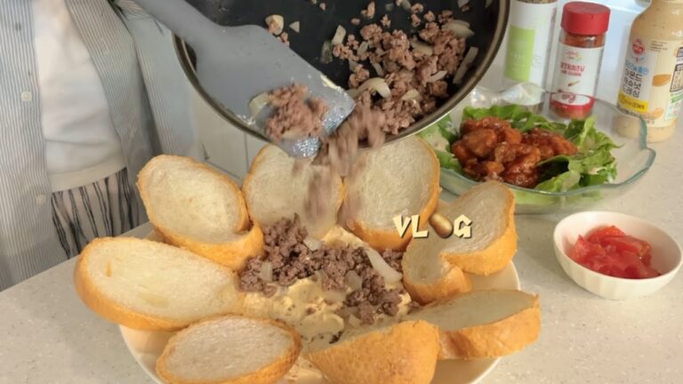 [vl🥔g] 26살 유부녀의 집밥🧄마늘폭탄 크림치즈와 바게트, 딸기요거트 쿠쿠다스🍓,라이스페이퍼로 바삭한 만두 만들기, 상큼한 과콰몰리 샌드위치, 매콤달콤 소떡소떡🍡