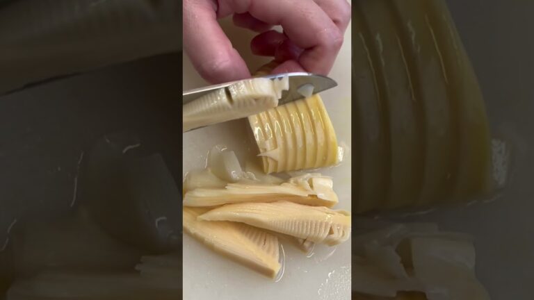 たけのこを切る【味噌汁】