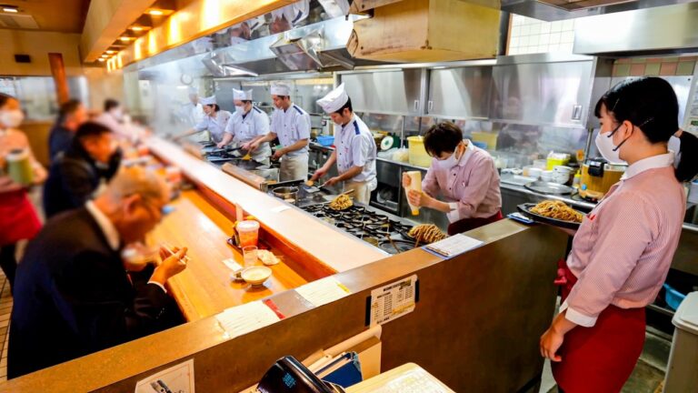 止まらない焼きそばラッシュ！驚異的な人気を誇る焼きそば専門店の昼営業に密着