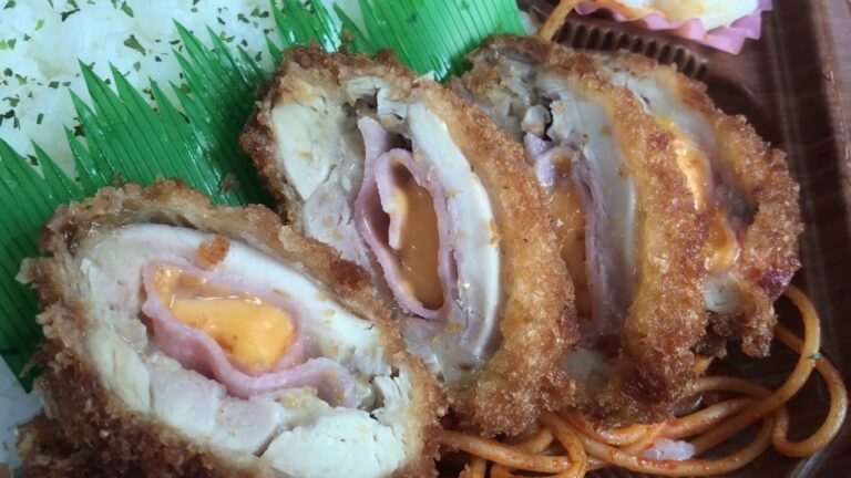ハムチーズチキンカツ弁当 会社員のボッチお昼ごはん！チキンカツの中にハムとチーズが入っていて最高に美味しかったです。ボリューム満点のフライでゴハンが進む