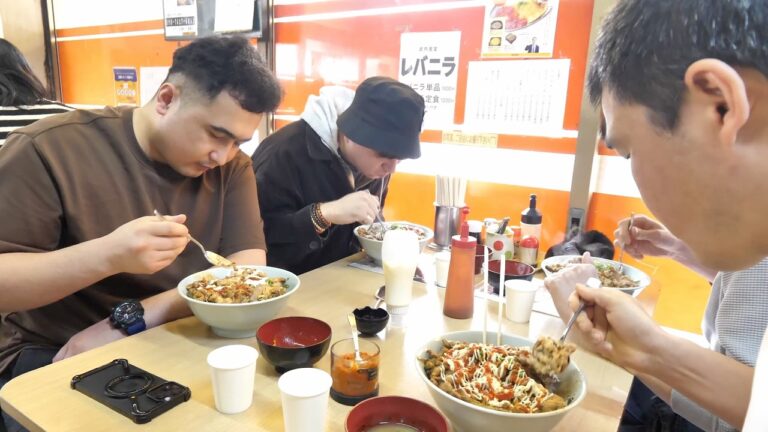 ガッツリ喰らいたい働くアニキ達が殺到！ 爆盛肉丼とカレー無料セルフサービスの激うま食堂