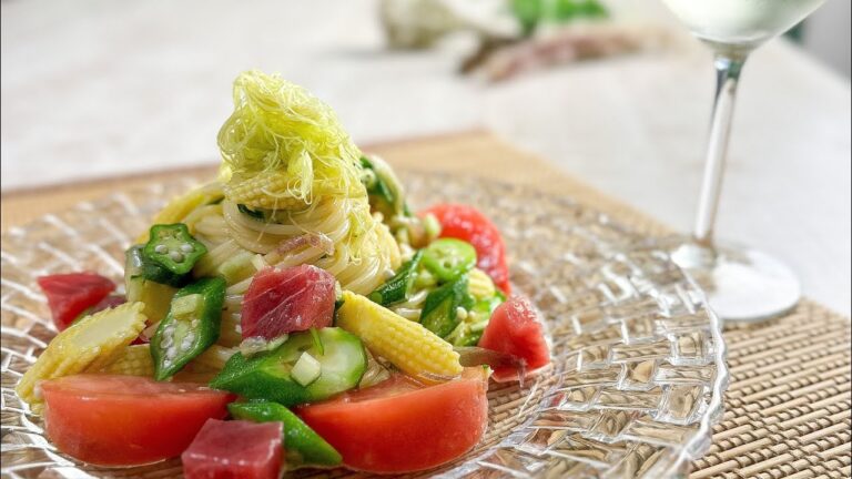 鮪と夏野菜の冷製パスタ。旬で新鮮な野菜をシンプルに味つけてソースを作る、氷水で締めたパスタと絡めました。