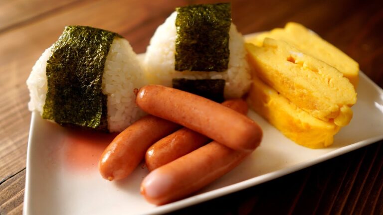 疲れた男が作る理想のお夜食【おにぎり ウィンナー 卵焼き】
