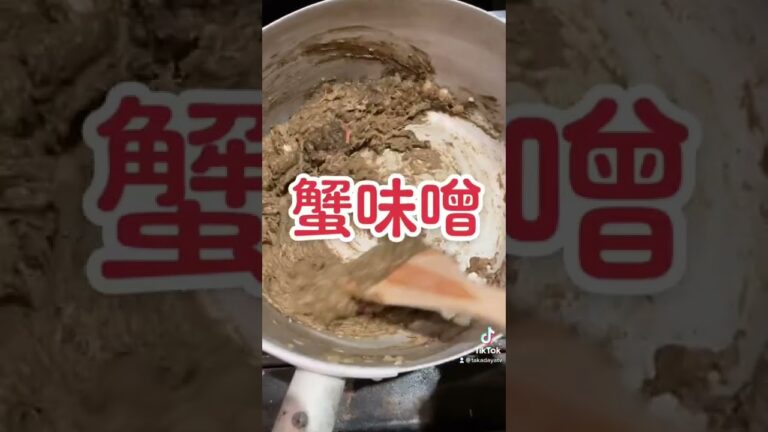 2007年オープンいらい不動の1番人気カニクリームコロッケ😋なんと言ってもその特徴は、蟹味噌の風味香る濃厚なところ。なのに、更に蟹身、蟹味噌を倍増して濃厚がすぎるプレミアムカニクリームコロッケも登場