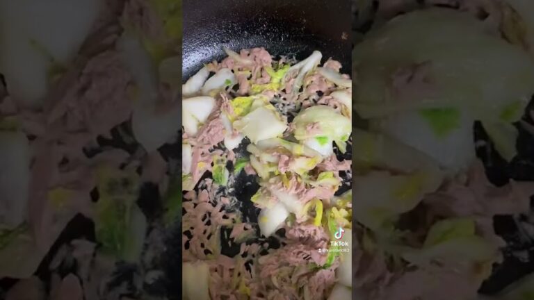 白菜1／4ツナ缶70〜80コンソメ小さじ1.5〜ブラックペッパー少々卵二個です。私はカット野菜で作りましたよ。チャンネル登録よろしくお願いします
