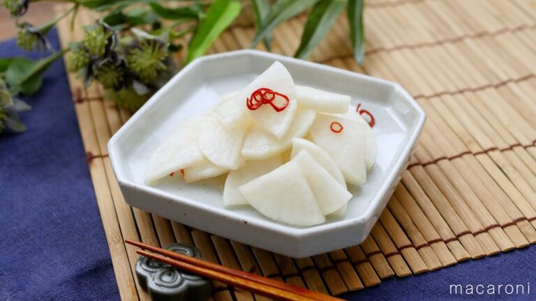 【大根の浅漬け】調味料は白だしだけ！漬け込み時間30分♪｜macaroni（マカロニ）