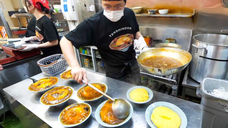 脅威の天津丼ラッシュ！皿から溢れる大盛り天津丼求めて働く男たちが押し寄せる！
