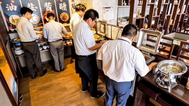 ９００円ランチを注文すると炒飯唐揚げ無限に食べ放題になる最強中華食堂にサラリーマンが押し寄せる。
