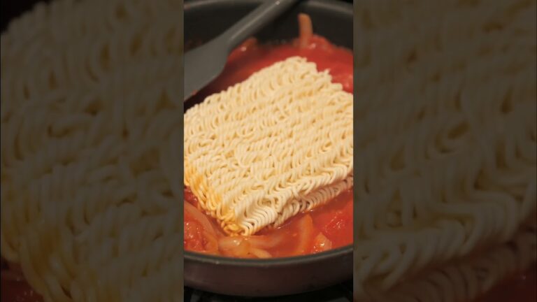 【飯テロ】サッポロ一番塩ラーメンで作ったトマトエッグラーメンがめちゃくちゃ美味かった件について #food #cooking #料理 #料理動画 #飯テロ #サッポロ一番塩ラーメン #料理男子