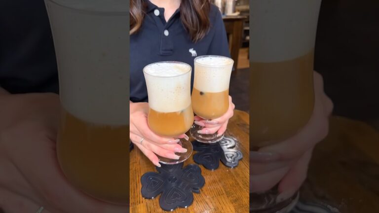 老舗喫茶店の天空から注ぐアイスカフェラテ🧊高い位置から豪快に注いでもなぜかこぼれない！ #浅草グルメ