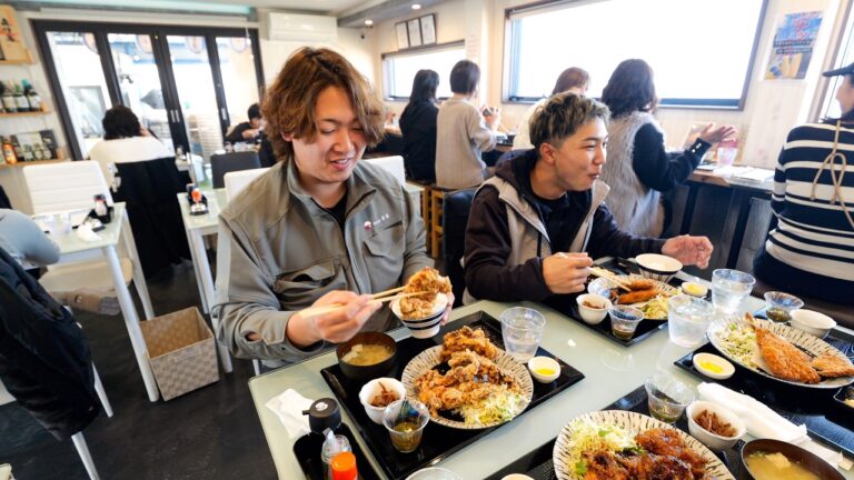 【24歳の若き天才】14歳から包丁を握る総料理長！漁師直送の巨大魚を爆速でさばく海の絶品食堂に密着