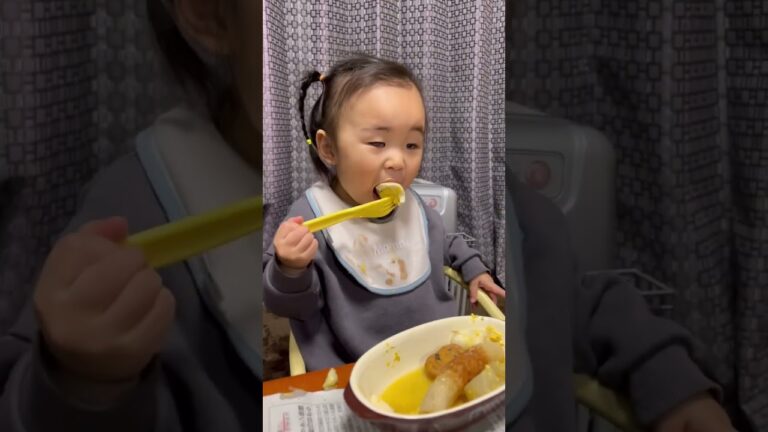 おでんを食べる #おでん #１歳児 #ひとりでご飯 #卵 #大根 #はんぺん #大好物 #食欲旺盛 #もぐもぐタイム #かりんちゃん