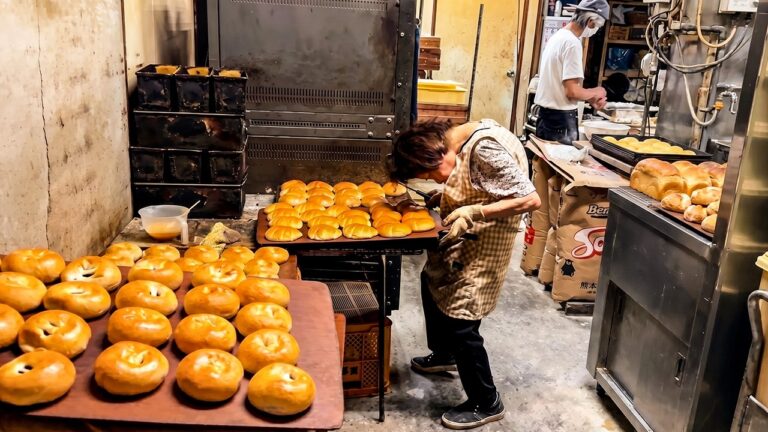 84 & 91 Years Old These Japanese Bakers REFUSE to retire! 50Yen Bread!