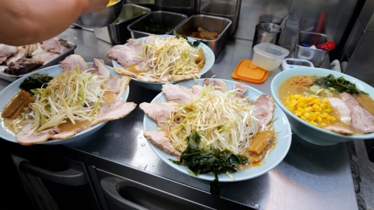 早朝から開店と同時に次々とアニキたちが訪れる田舎にポツンとラーメンショップ！