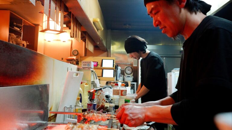 焼き鳥職人の仕込みに怒涛の注文ラッシュ！客足が途切れない絶品焼き鳥店のリアルな舞台裏に密着