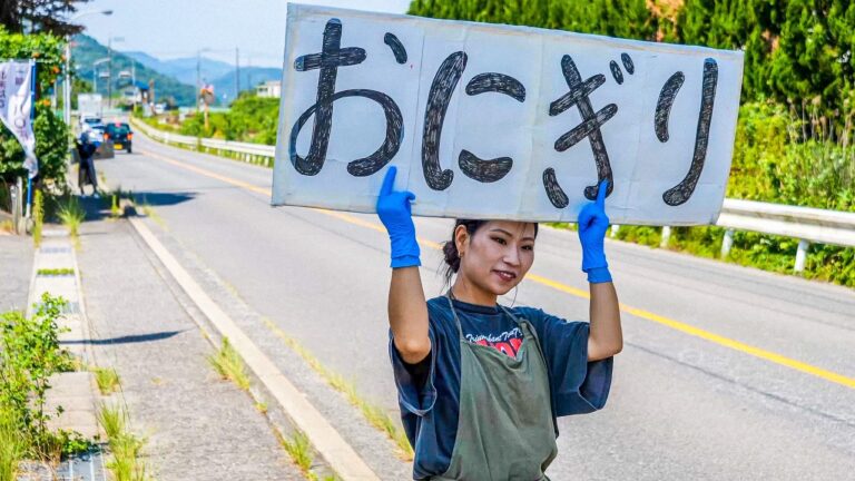 ３６歳おにぎり看板姉さんが躍動！田舎に現れる母と娘のおむすびキッチンカーに密着。