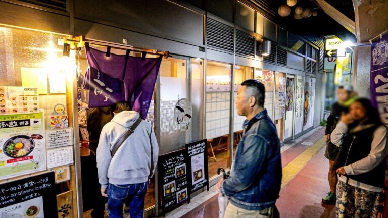 早朝６時→ド満席！３９歳ラーメン姉さんが躍動する８席駅前ラーメンがヤバすぎた