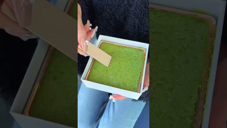 浅草にある白玉専門店のみたらしとずんだ団子🍡丁寧に風呂敷に包んでくれるからお土産にもぴったり！ #浅草グルメ