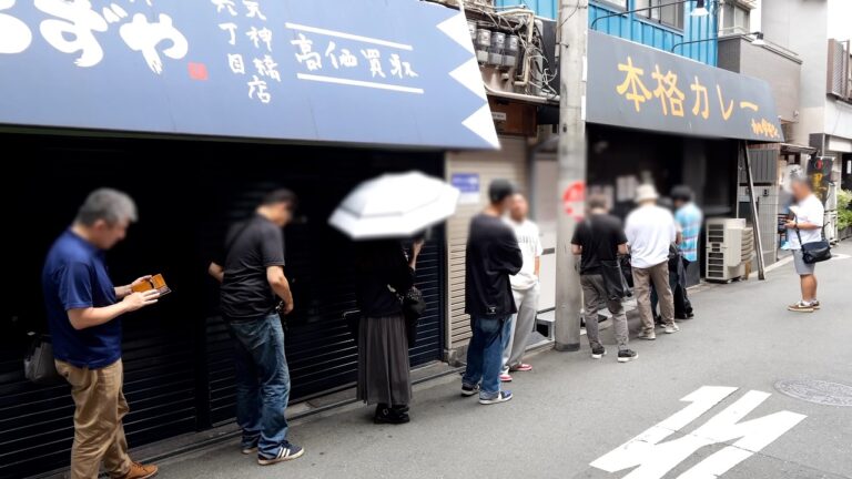 開店前から大行列。わずか８席にサラリーマンが殺到する脅威のカレー屋に密着！