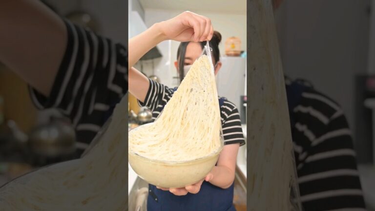 ダルダルな生地から意味不明なメロンパンを焼きあげる妻  #shorts