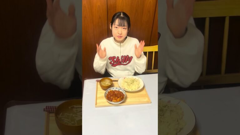 今日はりんごと豚肉のトマト煮込みです！もうすぐクリスマスクリスマスみんななにするの？良かったらコメントしてね！#ずぼら大学生と母＃ずぼら大学生 #親子の日常＃今日のご飯 #りんごと豚肉のトマト煮込み