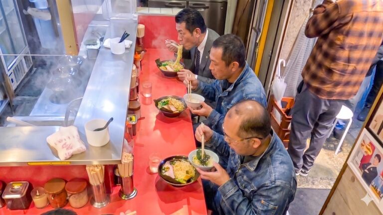 朝４時から特大ラーメンライスをかっくらう働く男が殺到の日本一早い家系ラーメンに密着。