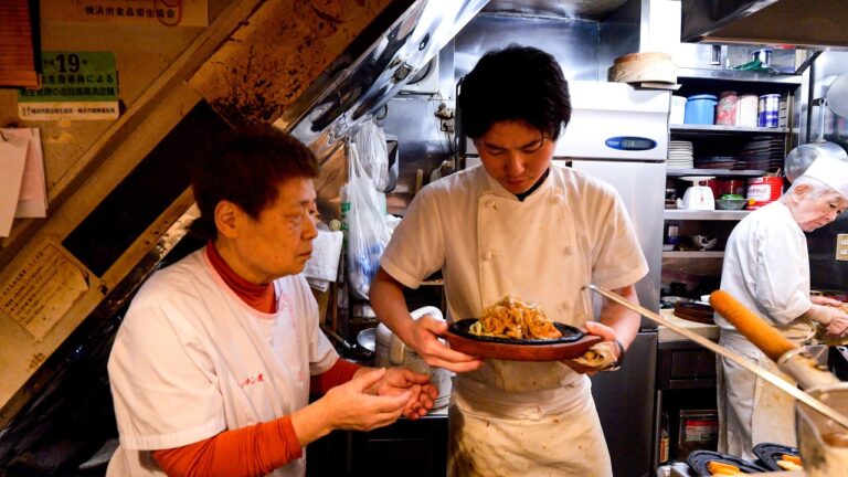 昭和にタイムスリップ！８０歳夫婦と孫息子が営む老舗洋食店「キッチン友」が美味しすぎる