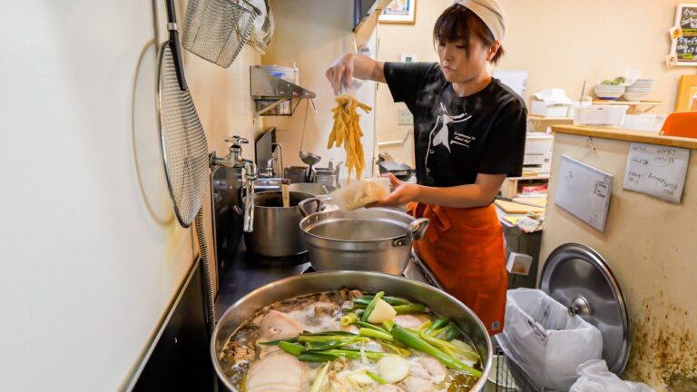 母と営む大人気やみつきラーメン屋！一人で仕込む極美味チャーシューとこだわりカレーの裏側