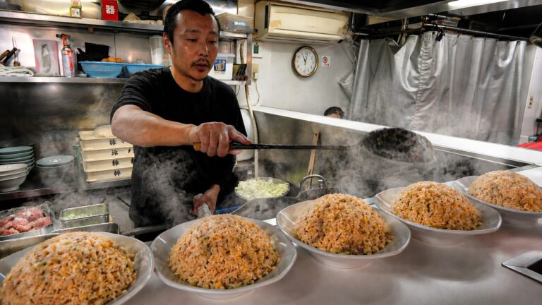 信じられない超絶炒飯ラッシュ！深夜まで行列の絶えない東京町中華がエグい。