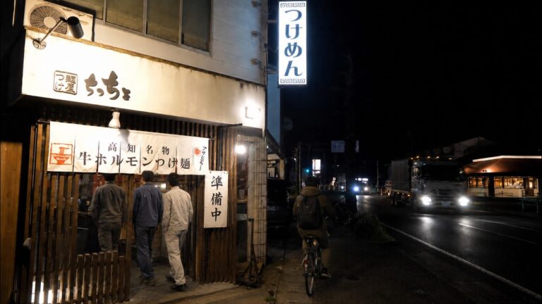 深夜０時。現場職人労働者を支えるデカ盛りラーメン食堂に密着丨Japanese Street Food