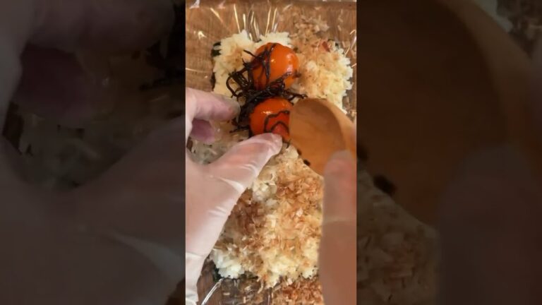【やみつき注意🍙】卵黄×塩こんぶが濃厚すぎる！1分で作れる絶品おにぎりサンド🤤