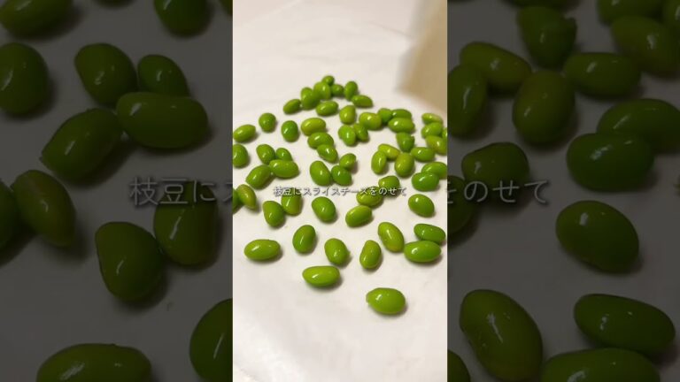 枝豆あまってたらこれ✨️チーズをのせてレンチンするだけ✨パリパリのチーズに枝豆が相性抜群🤤ブラックペッパーをきかせたら完成✨️