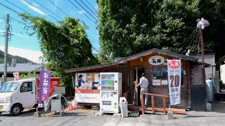 わずか２坪で焼き鳥８００本販売する２児の母のエグすぎる１日に密着。
