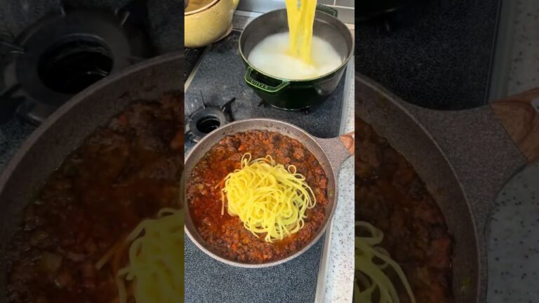 こどもの日🎏 なので、子が喜びそうなメニューのおうちご飯✌️ 今年はボロネーゼにしました！ とっても美味しく作れた🧑‍🍳 油がすごかったので、今絶賛胃もたれ中です🙄🤷 ボロネーゼって、...