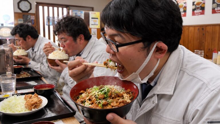 500円唐揚げ定食と爆盛焼肉チャーハンに４０代働くアニキ達が殺到するぶっ壊れ食堂